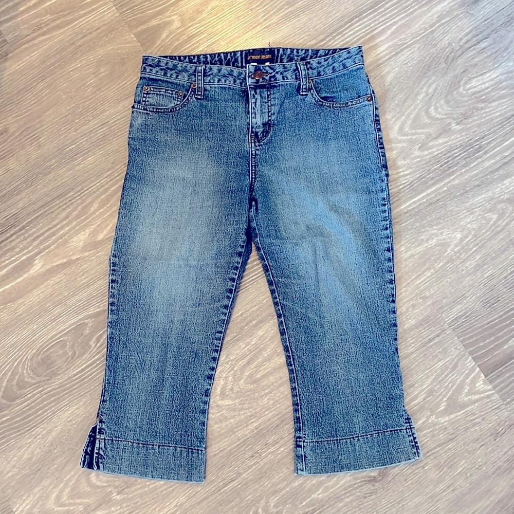 ARMOR JEANS Capri Pant (Medium Wash - Size 5/6)